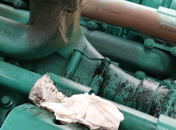 Non-consumed fuel exiting through its seals