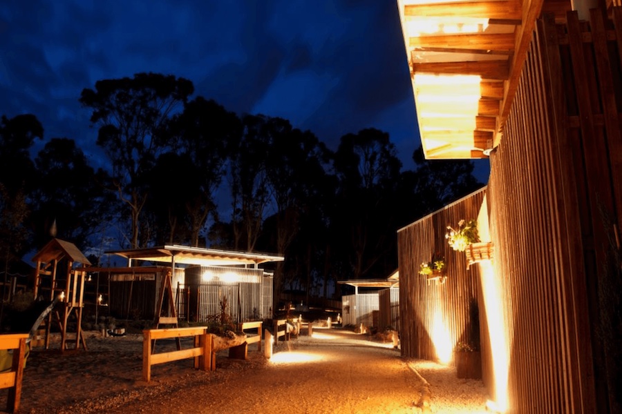 Imagen del camping con iluminación de noche