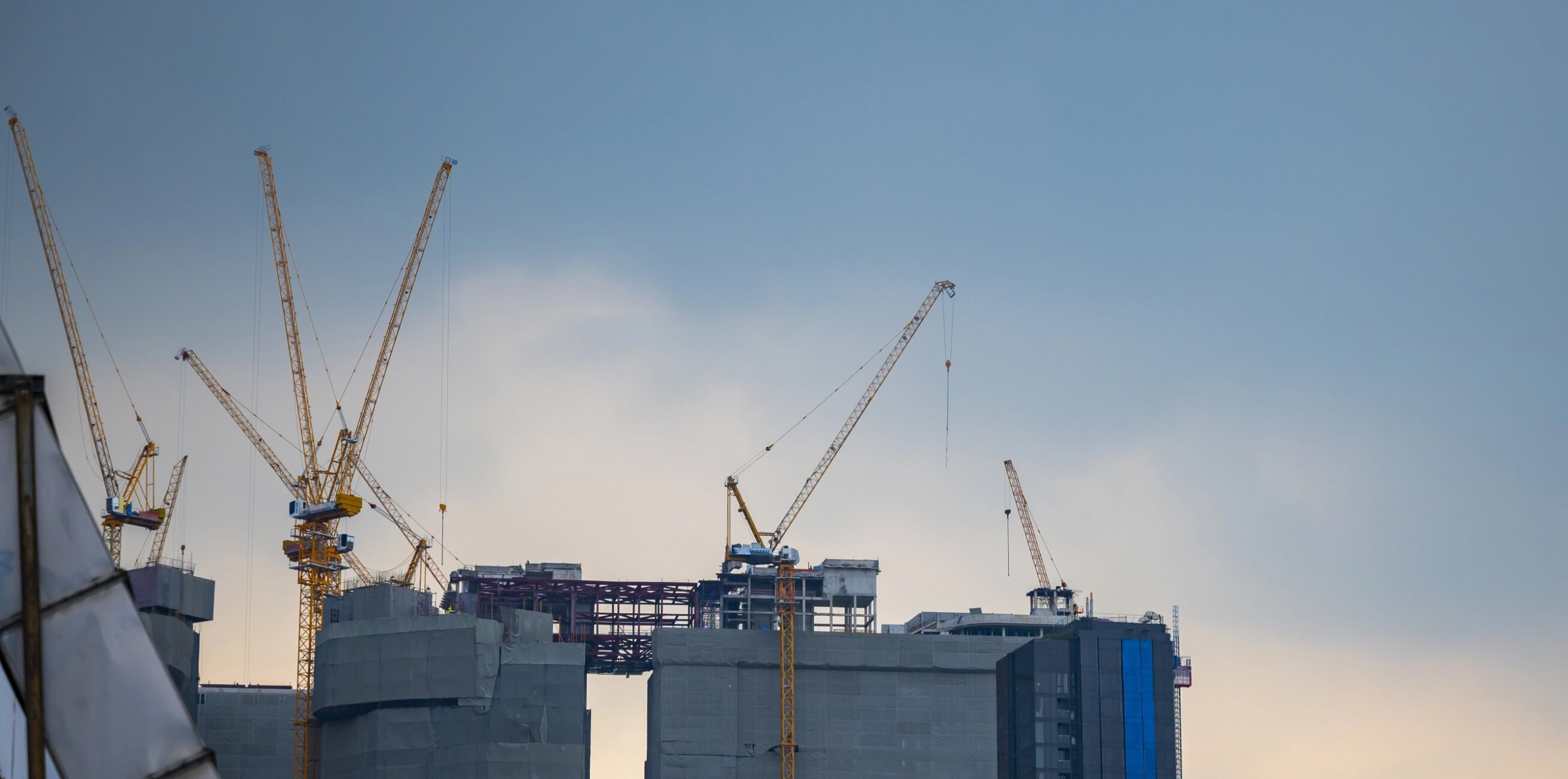 Grúas trabajando sobre edificios en construcción en un gran proyecto industrial
