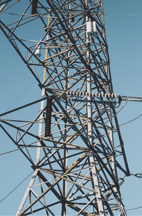 Torre de central eléctrica con grupos electrógenos
