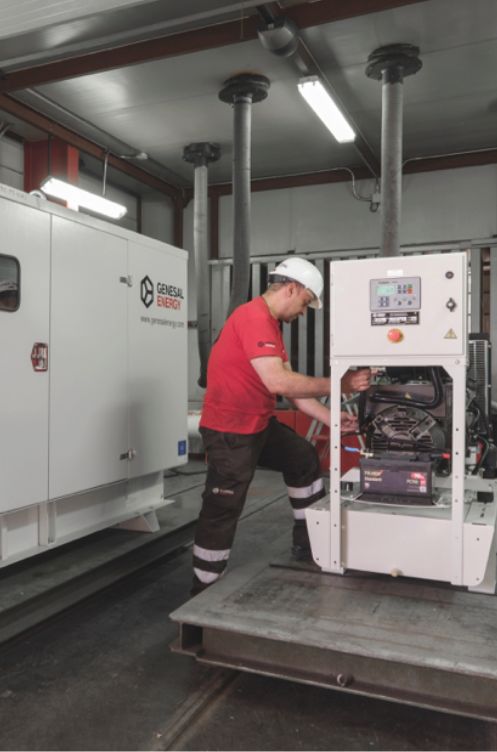 Técnico de Genesal Energy realizando montaje de un grupo electrógeno a gas dentro del taller