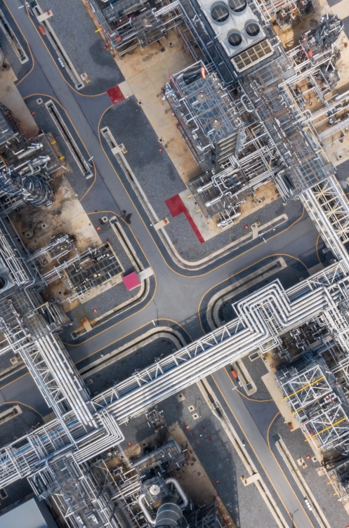 Vista aérea de una planta industrial con tuberías y sistemas de proceso