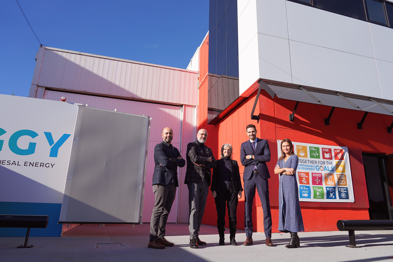 La directora del Igape y el secretario xeral de Planificación Enerxética en su visita a las instalaciones de Genesal Energy 