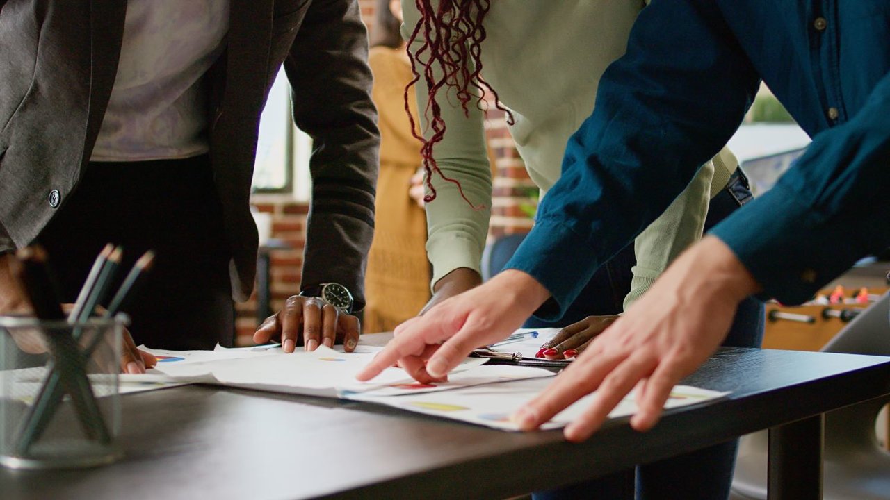 Personas mesa colaboración público privada