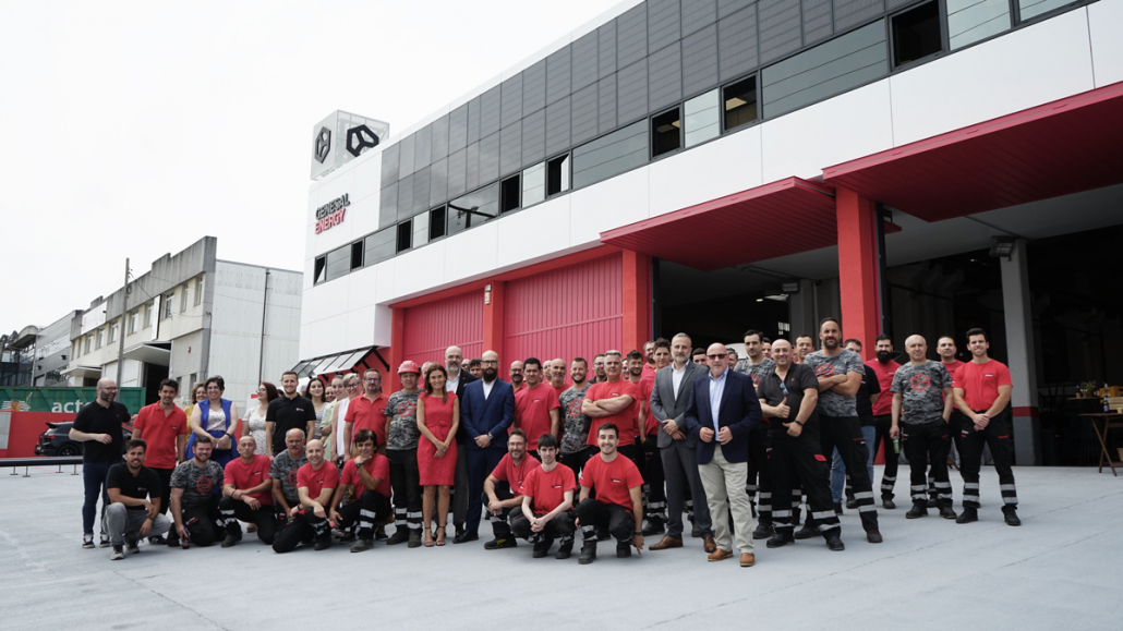Equipo de Genesal Energy celebrando sus 30 años de innovación y sostenibilidad en soluciones energéticas.