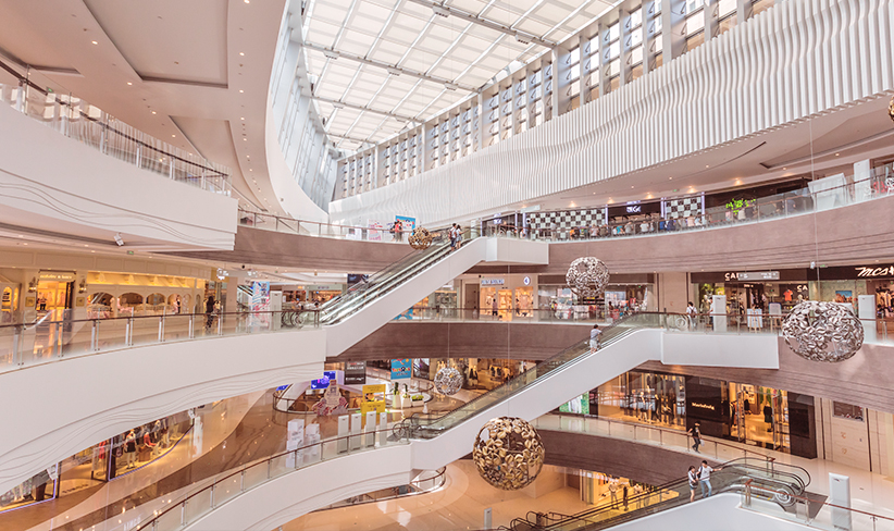 General view of a shopping center where energy is essential
