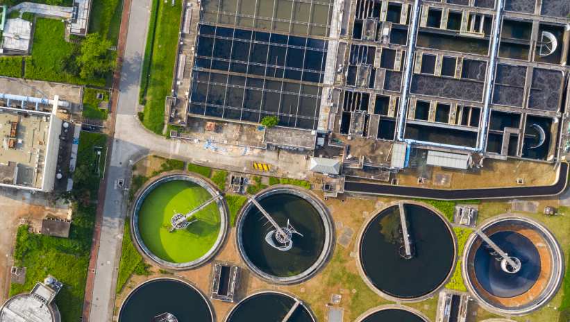 Aerial view of a wastewater treatment plant, key to biogas and biomethane production in the circular economy.