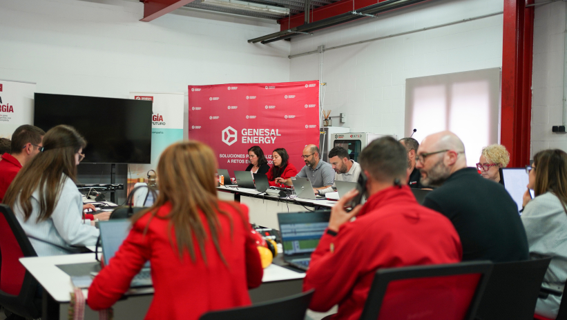 Equipo de Genesal Energy coordinando la respuesta durante el gran apagón desde el gabinete de crisis en su sede central.
