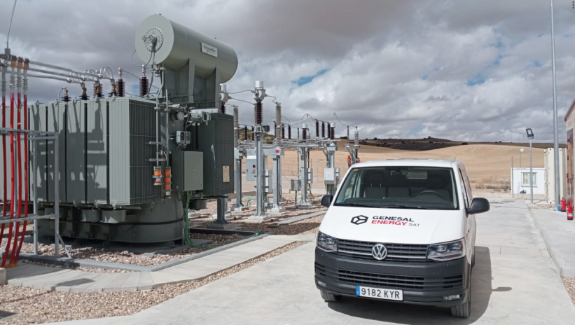 Vehículo del Servicio de Asistencia Técnica de Genesal Energy en una instalación eléctrica, durante tareas de supervisión.
