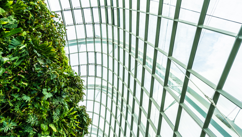 Arquitectura sostenible con integración de vegetación en entorno tecnológico.
