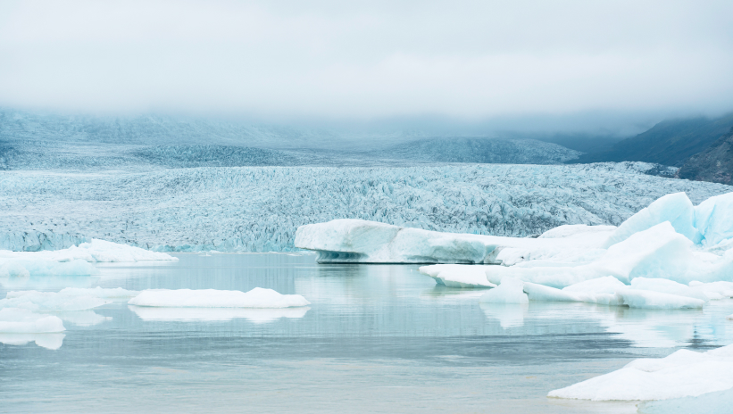 Glacier in a polar region, example of an extreme environment for generator installation