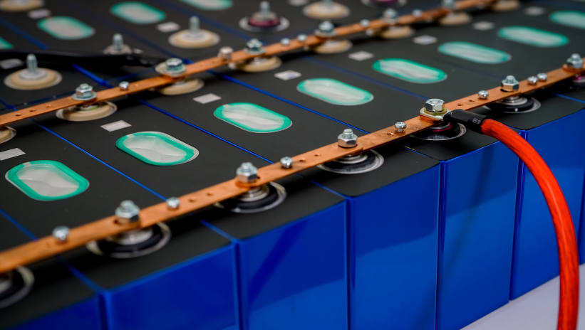 Connected lithium-ion batteries, integration with generator sets for energy storage